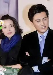 靳东是绝对不会离婚的，并非因为和妻子财产牵扯太深，而是由于他太太有一个与众不同的