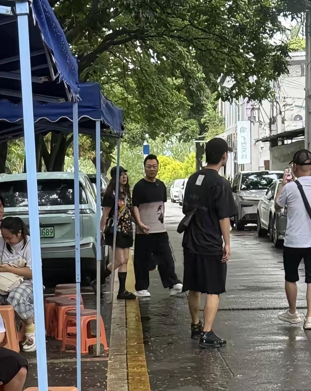 港星黎耀祥和老婆现身广东佛山吃大排档海鲜大餐，62岁的黎耀祥头发乌黑，身材健硕，
