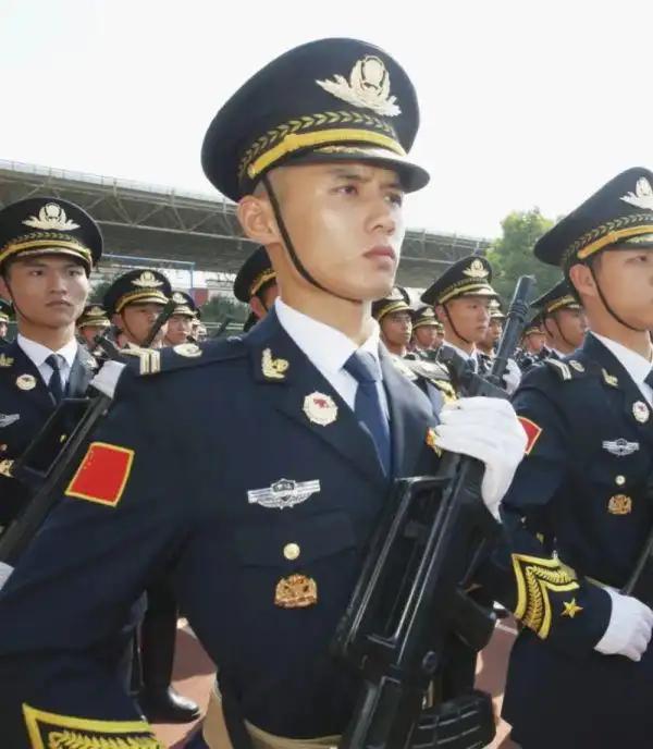 罕见的警察仪仗礼仪服装。整体还是参考了解放军的仪仗队礼服,无论是帽徽,袖口刺绣,