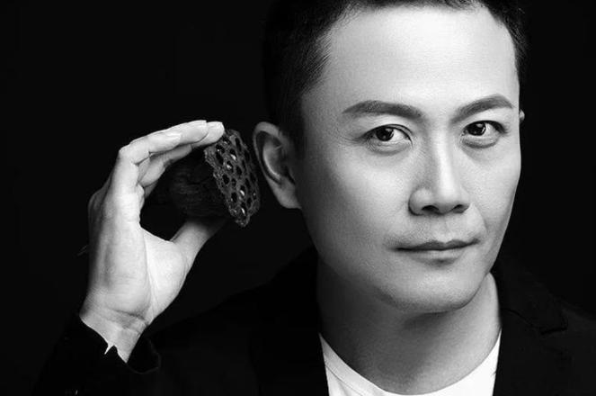 2006年，一男子为凤凰传奇写了一首歌。没想到一听完小样，玲花就把它扔了：“这也