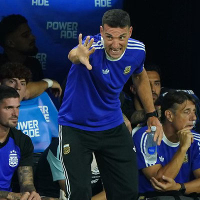 ✍《斯卡洛尼绝不会手软》Ole跟队撰文：主教练通过这些友谊赛中的排兵布阵传递了若