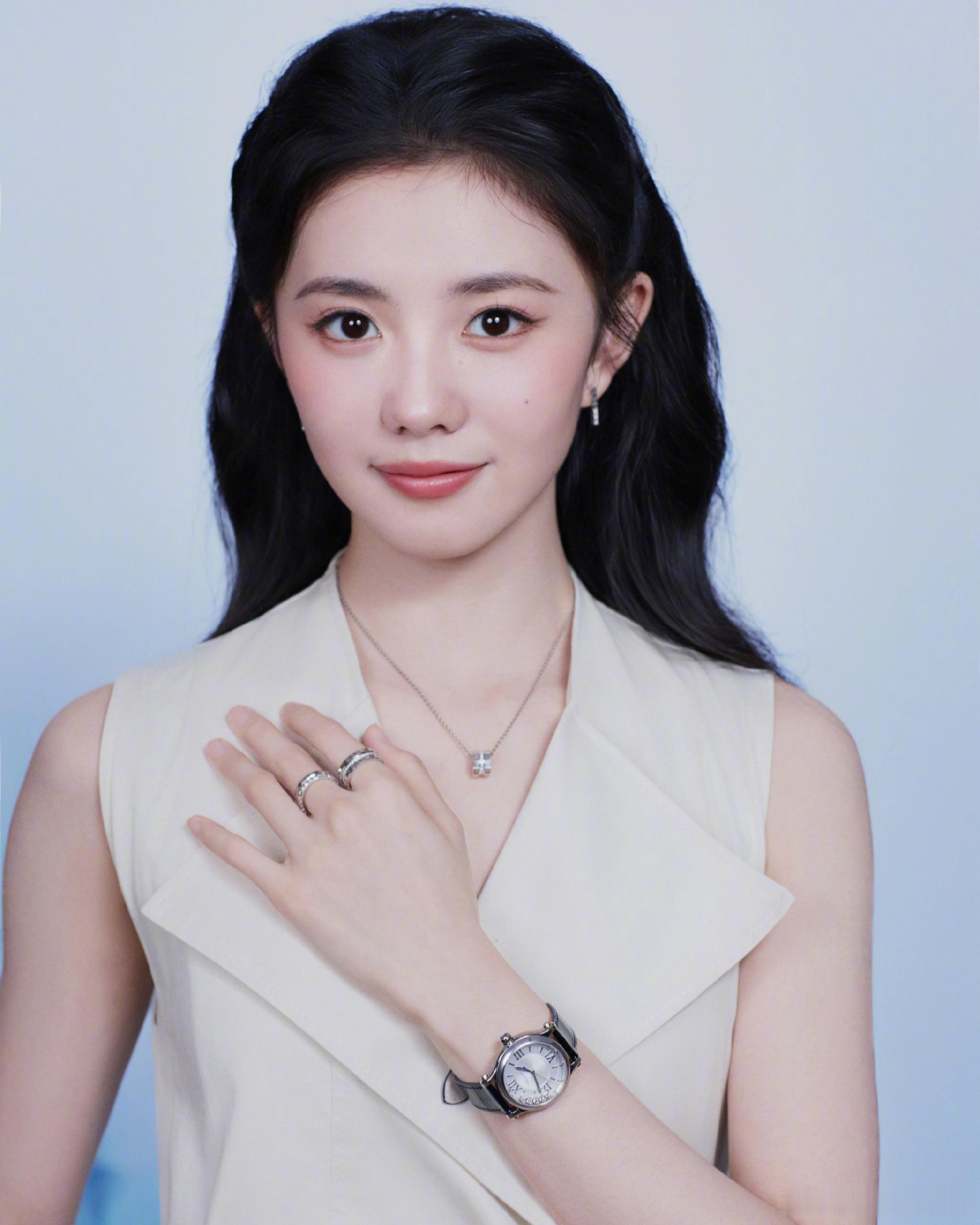 刘浩存真是红气养人。《主角》热播，饰演的忆秦娥备受好评。如今，不仅成为《红秀》五