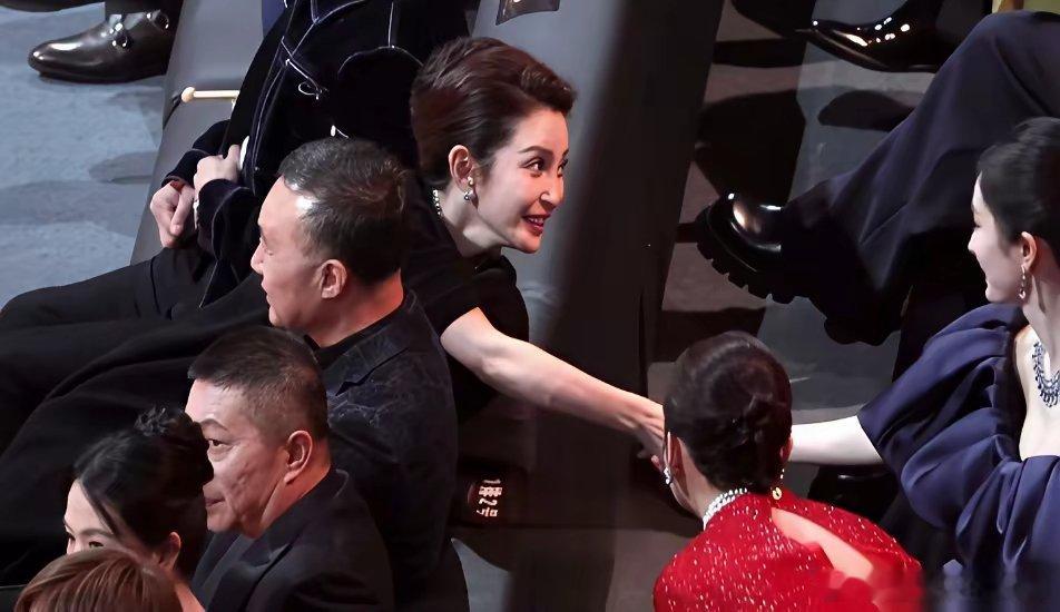 李冰冰走过来了。镜头先给到辛芷蕾，她“腾”地一下就从椅子上弹起来，整个人几乎是弓