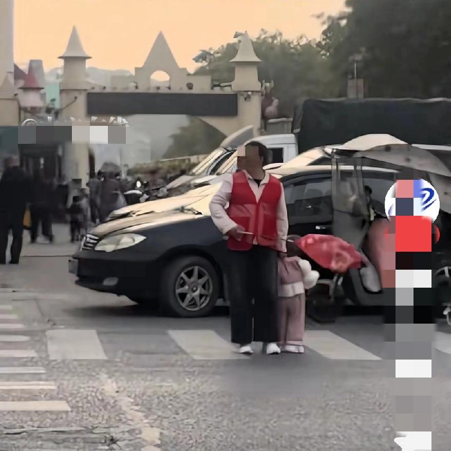 今天这个视频刷屏抱娃值护学岗，这个岗位到底是自愿的吗？