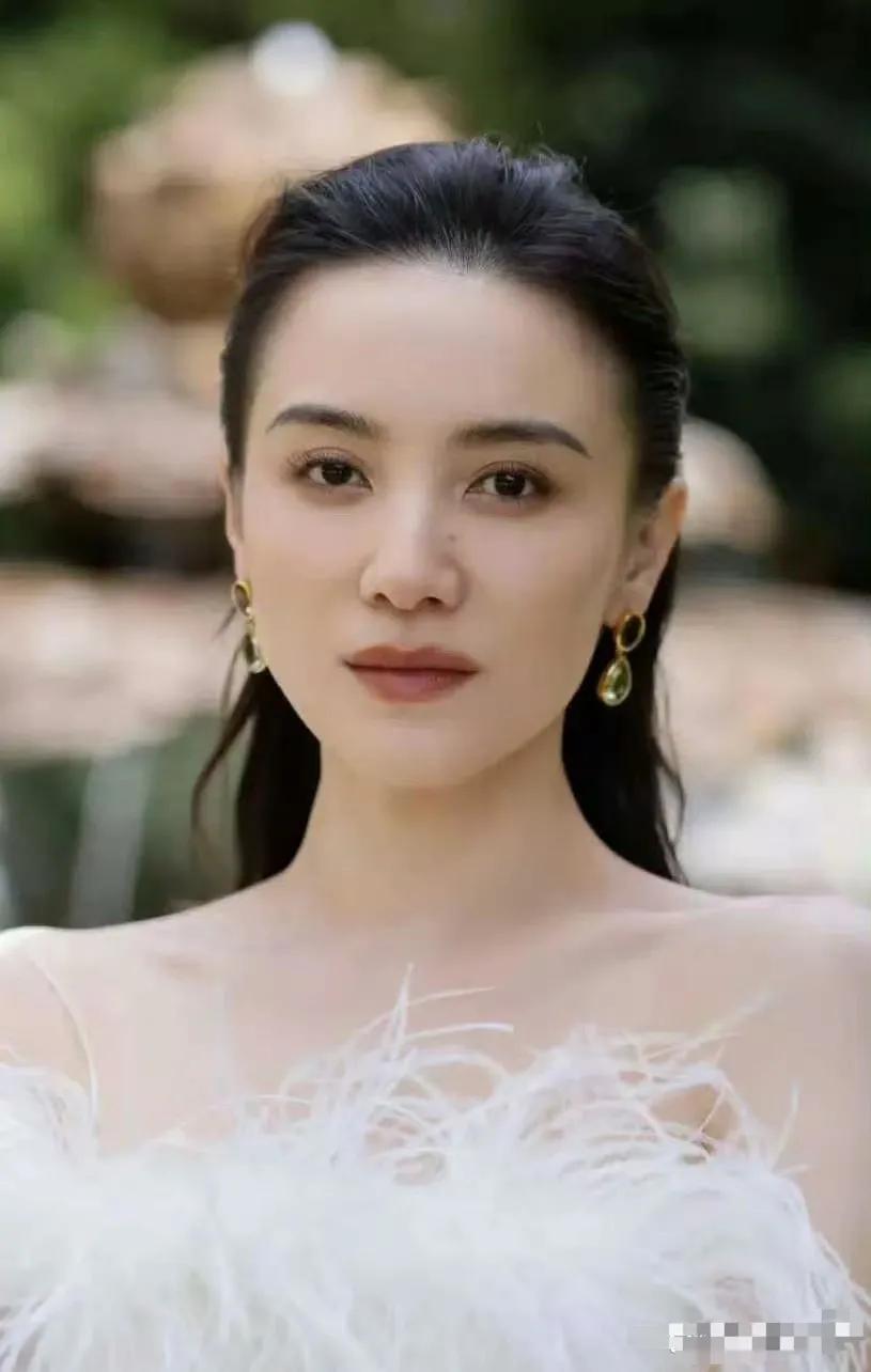 宋佳结婚，闷声干大事引祝福2025年6月23日，宋佳结婚的消息虽此前就已曝光