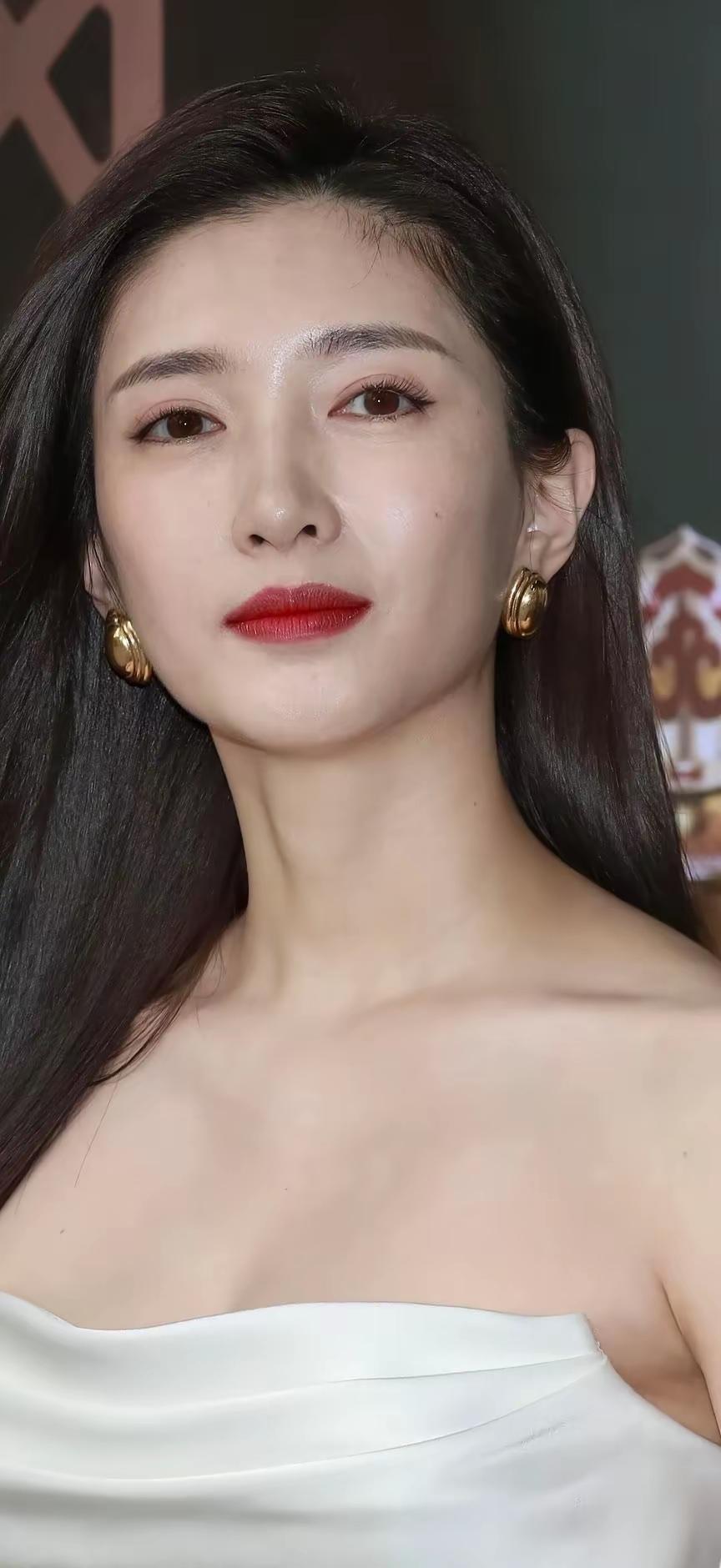 你喜欢哪一种气质的美人?江疏影的素颜好看。​​​江疏影江疏影街拍照