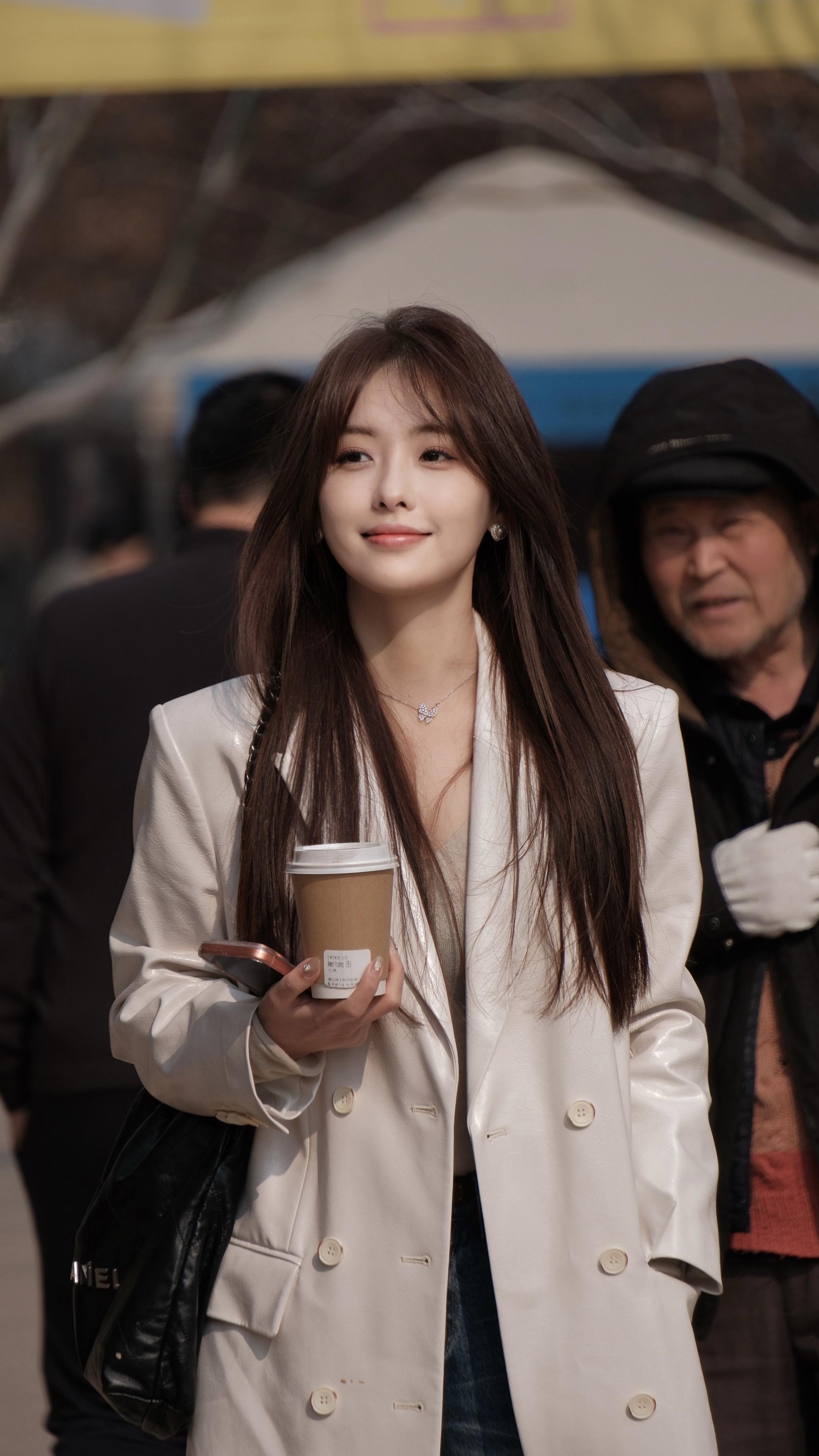 杭州街拍。也是拍到了多年前就很想拍的小姐姐啦！！美的好有辨识度！！她往...