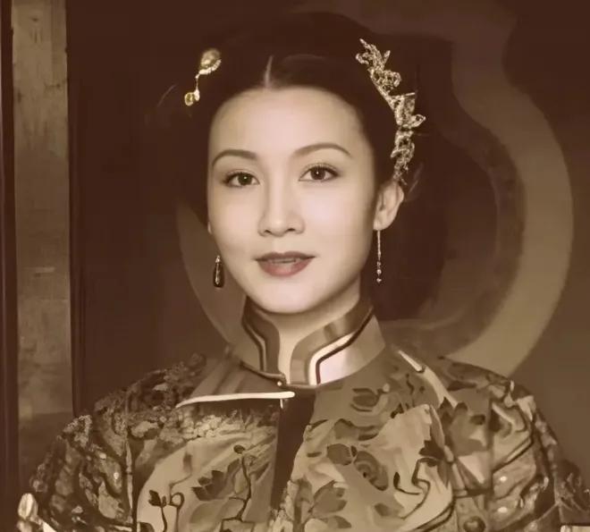 1915年袁世凯登基前一晚，让出身青楼的大姨太沈玉英给他穿上60万的定制龙袍。并