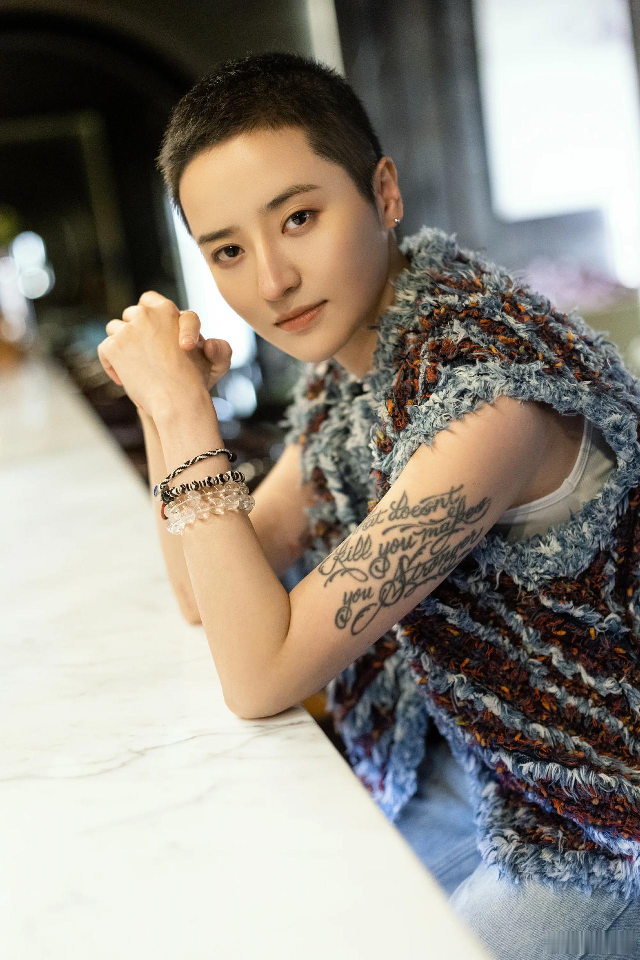 原来蒋一侨是伯克利音乐学院毕业的呀！她和这周来参加《歌手》的断眉是校友，当年她考