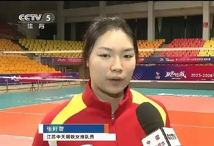 打败上海女排的，是一群“00后”的小女孩。你看到的是全华班对超级外援。但江