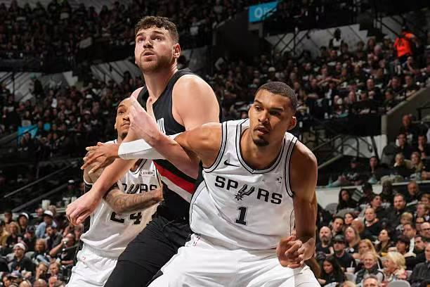 克林根在季后赛前两场的表现都是一塌糊涂的水平，不管是文班亚马在不在，克林根都没有