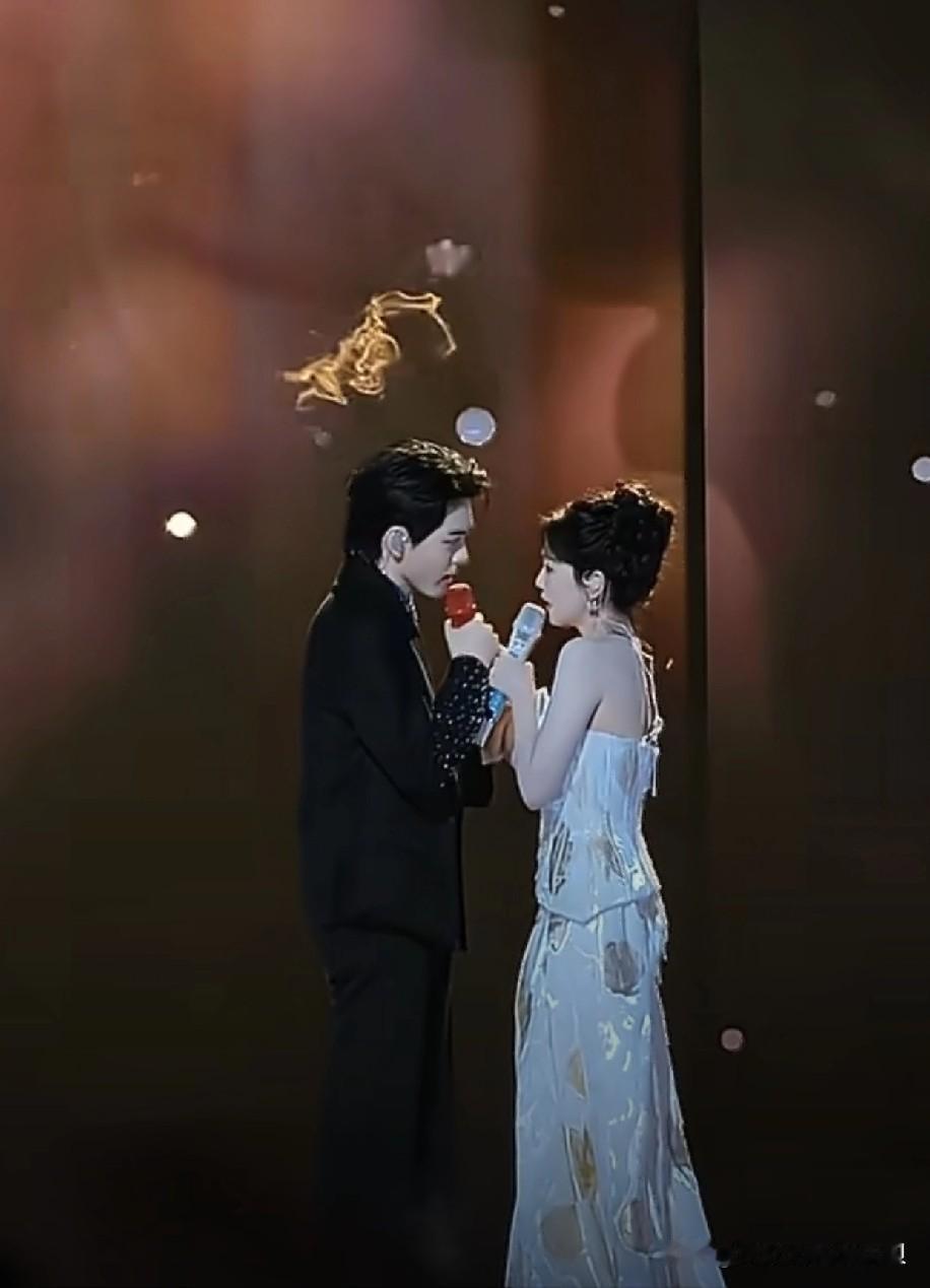 白鹿和刘宇宁，不愧是从网红转型为顶流最成功的两个人，太懂🉐大众喜欢什么了。