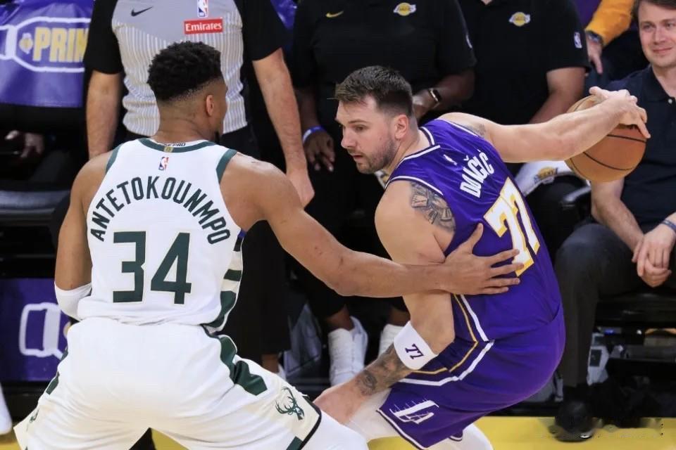 请给东契奇应有的尊重前NBA球员弗莱近日在一档节目中谈到了联盟现役前五球员，