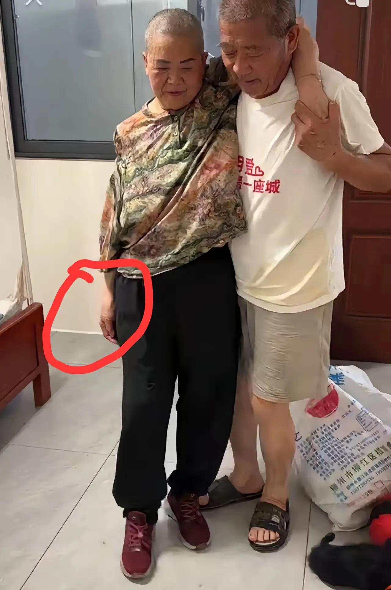 天赐妈妈病情曝光，从视频中来看，她的左边身子僵硬，无法动弹。丈夫老黄透露，如今正