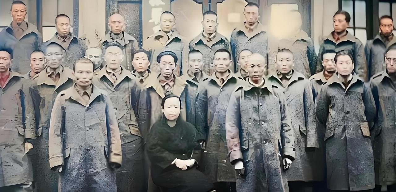 这是1946年，谢晋元团长的遗孀凌维诚与“八百壮士”幸存者拍下的珍贵合影。照