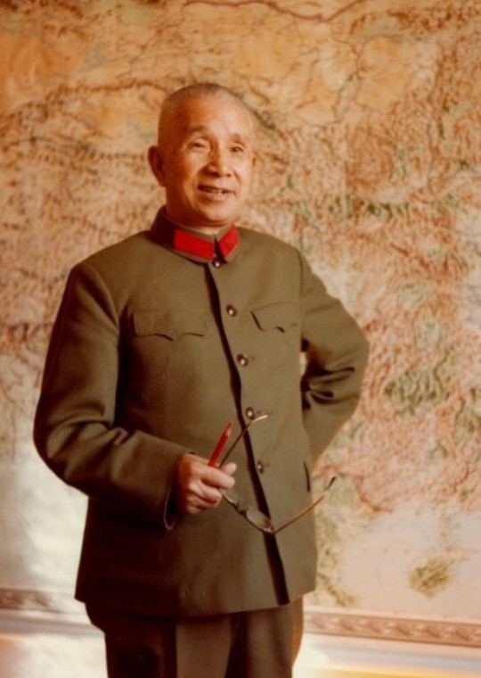 1959年7月，北京，贺龙压低声音冲王必成说：“真的要在会上点他的名字？”房间里