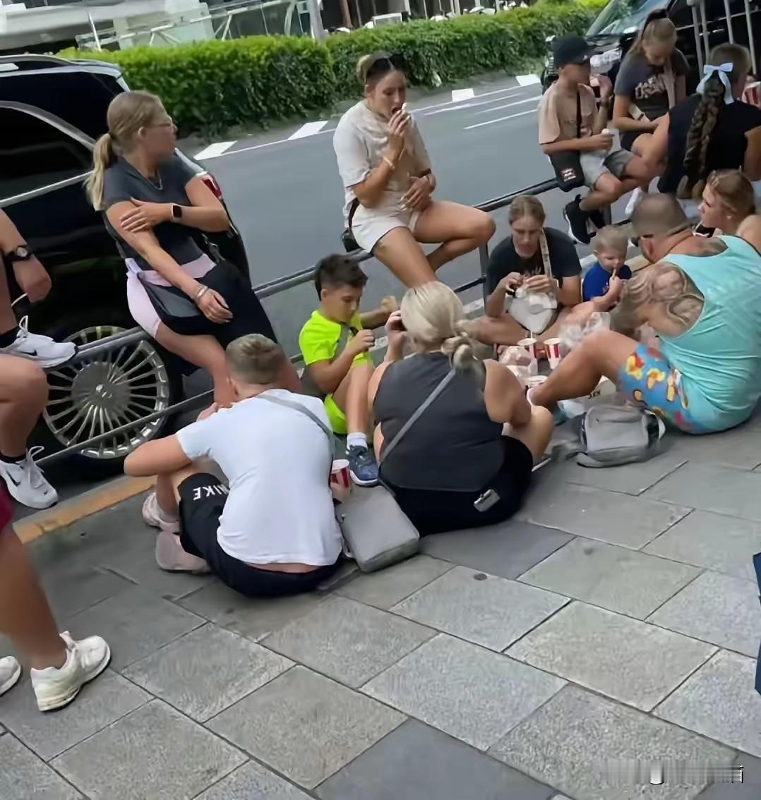 港人对蹲在马路上，坐在马路上的行为，非常的嗤之以鼻，但是也有网友提出要看对方是哪