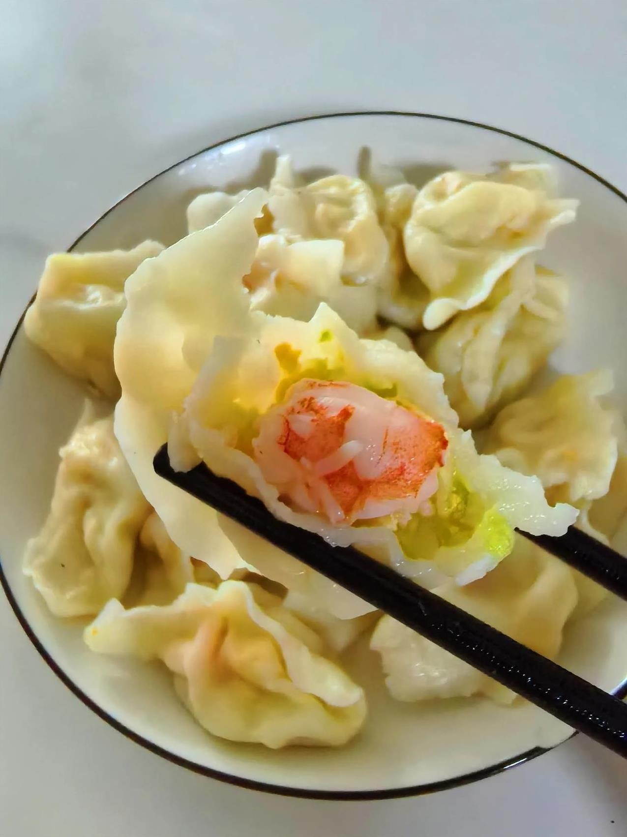 今天早上包的黄瓜鲜虾馅饺子。从大姑姐菜园里摘了那么多大黄瓜，我一个人吃不了。我最