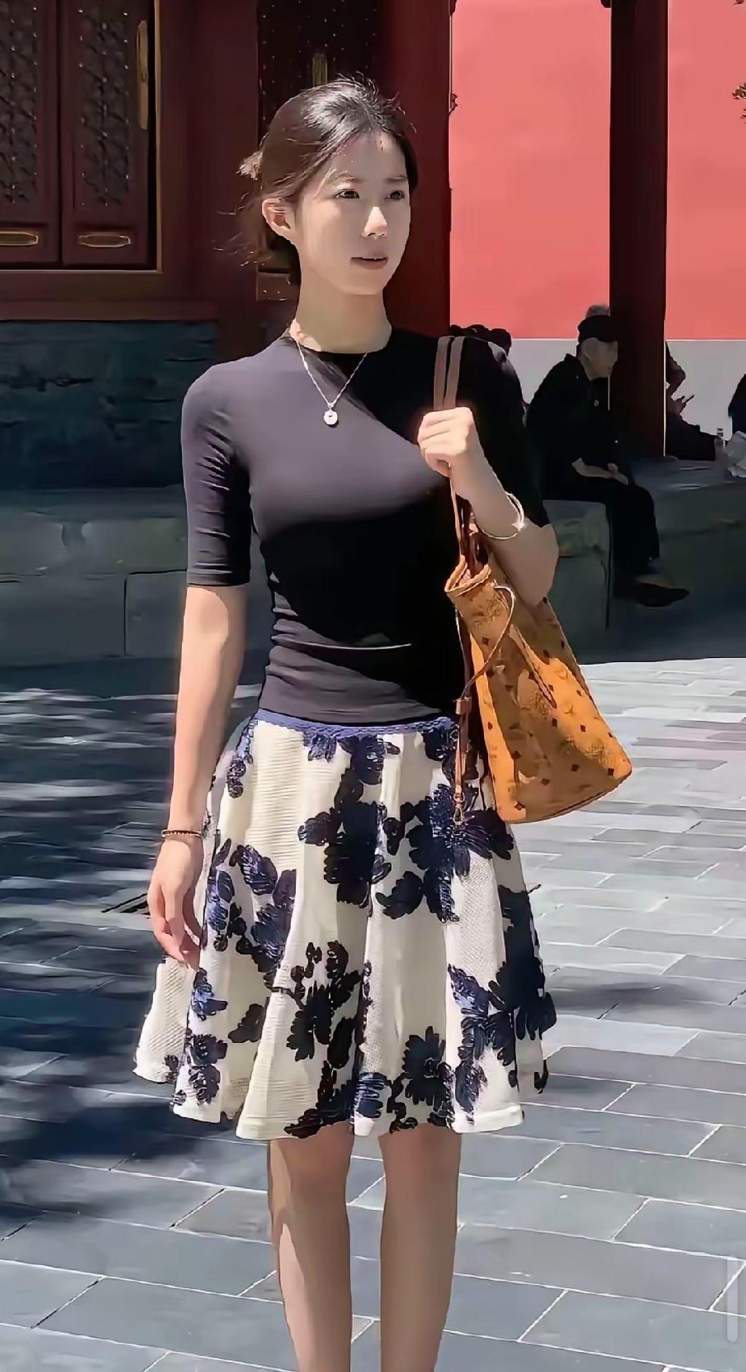 依你的直觉，感觉她有过婚史吗