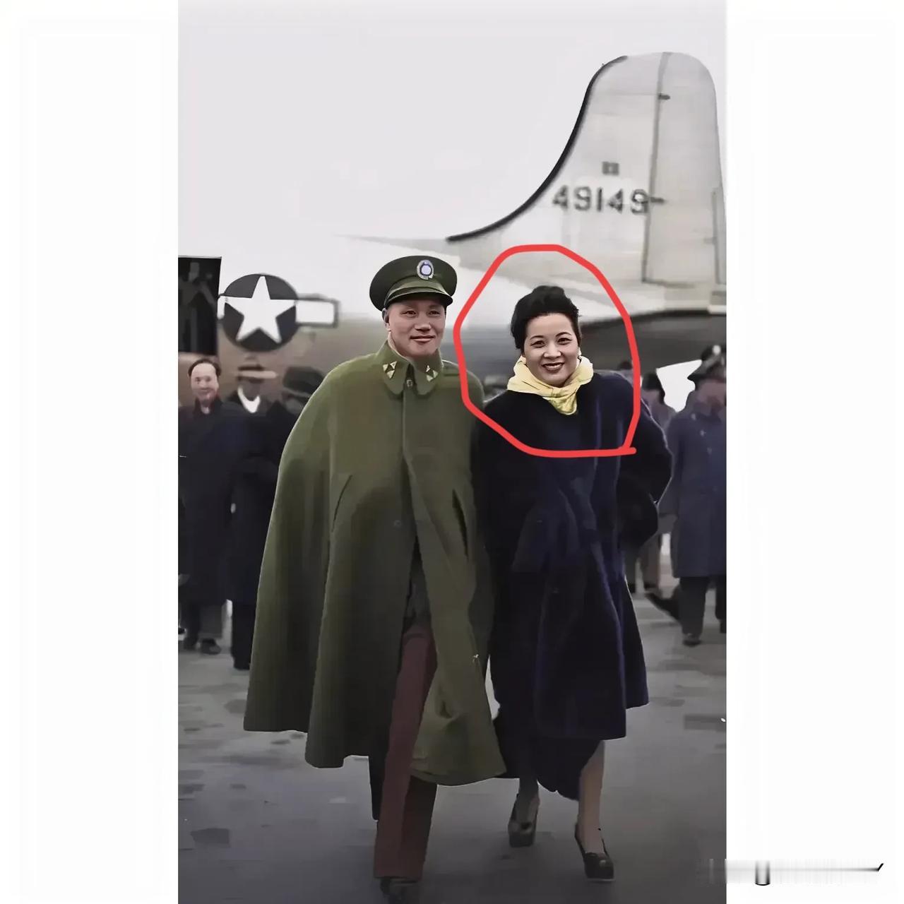 一张老照片，拍摄于1947年的延安机场，大家看看穿着貂皮大衣笑容满面的这位女子是