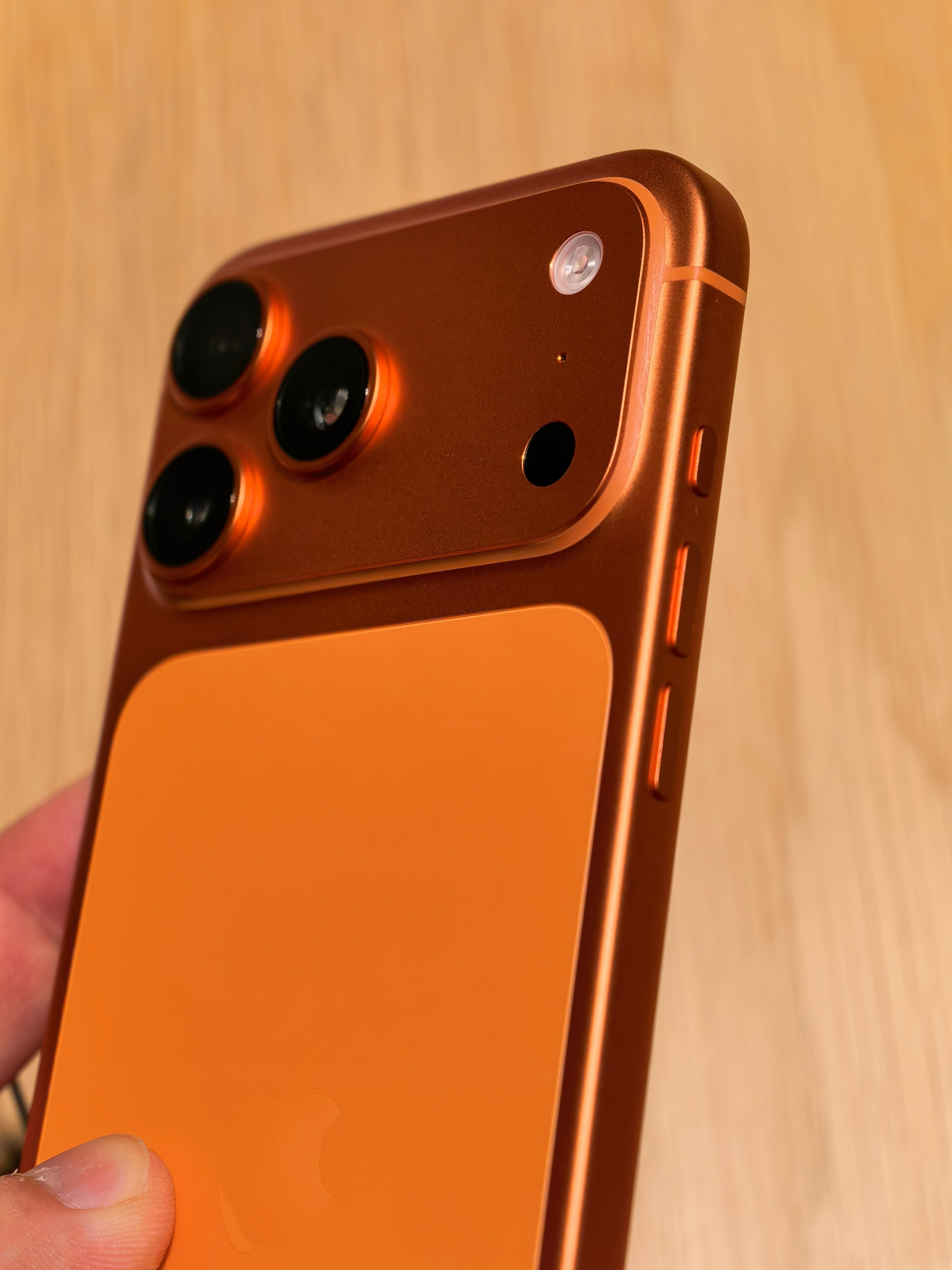 好多人说这个，其实我不同意哈，iPhone我个人建议最好用两代，物尽其用吧，很