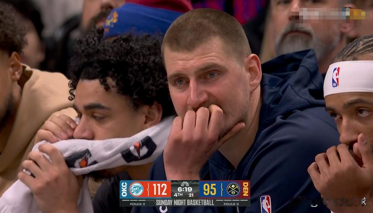 掘金超级巨星约基奇真是愁坏了！在今天掘金主场迎战雷霆的比赛中，当时比赛进行到了第