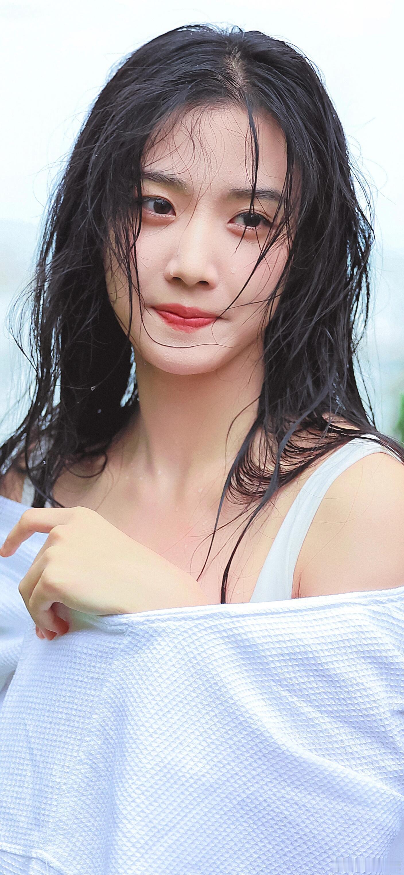 卢昱晓卢昱晓湿发氤氲红妆楚楚美卢昱晓｜​​​