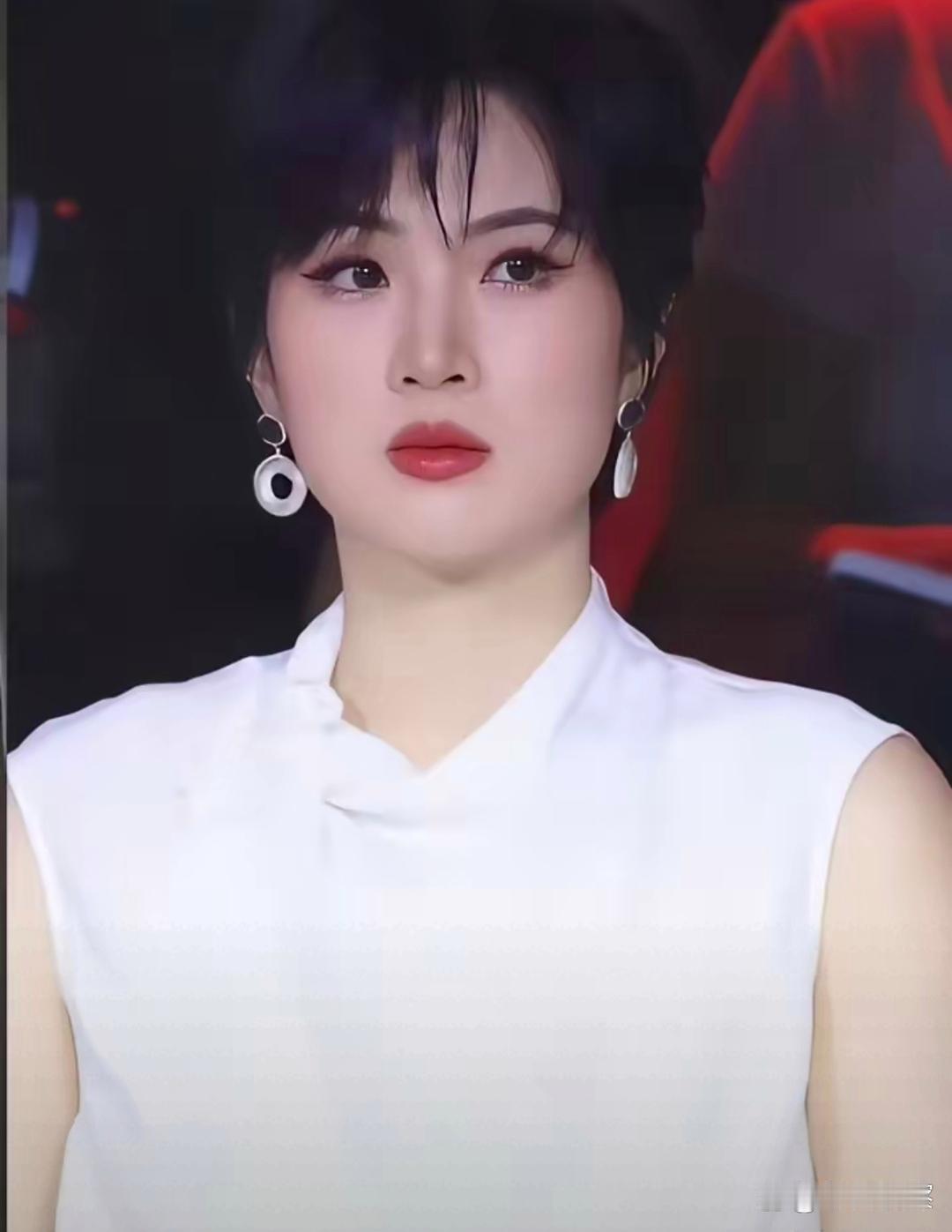 姚安娜在演戏方面确实太吃亏了！为什么呢，姚安娜身高，身材，打扮都没问题，干净利落