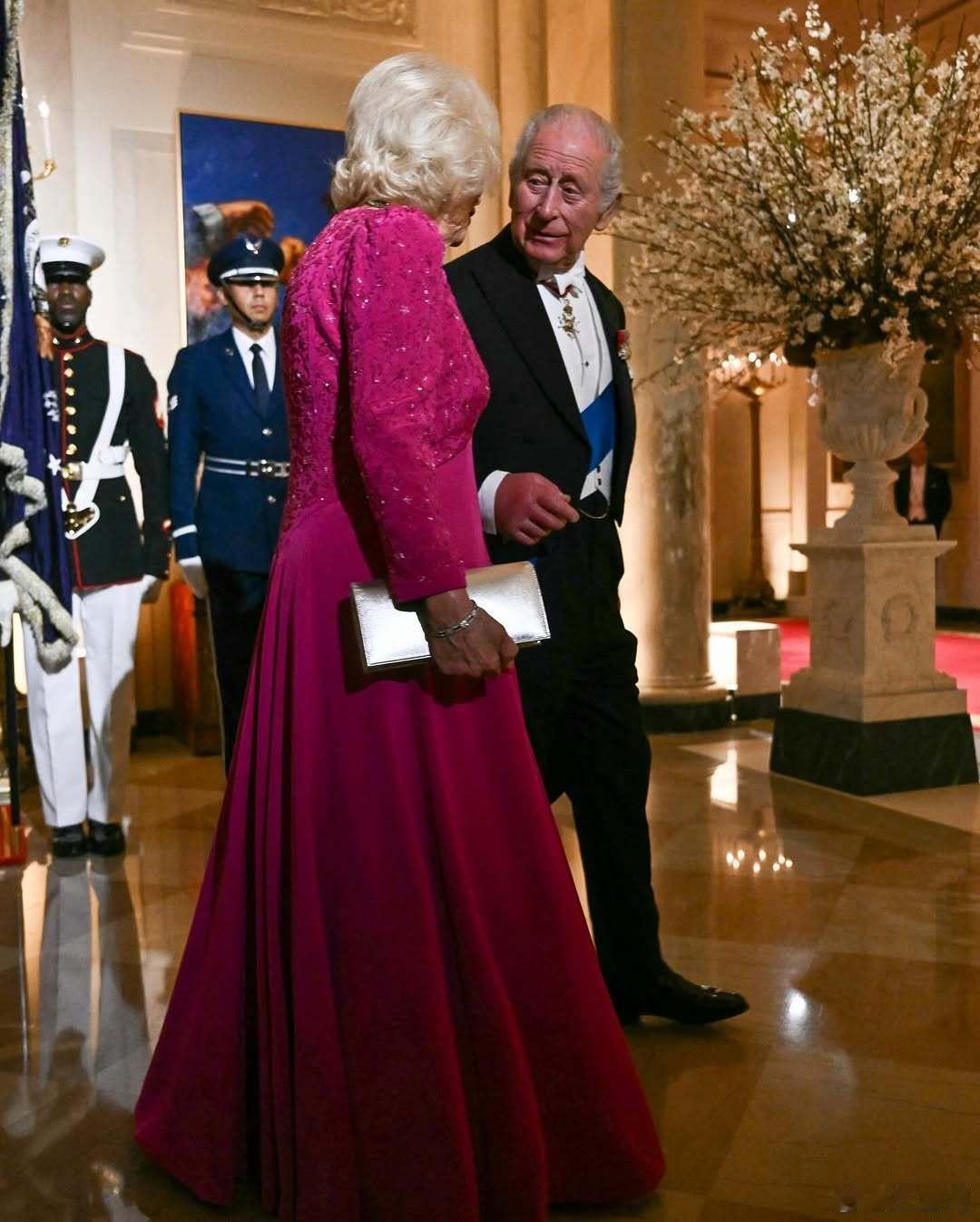 英国王室🇬🇧🇺🇸卡米拉王后国事访问美国第二天国宴礼服来自FionaC