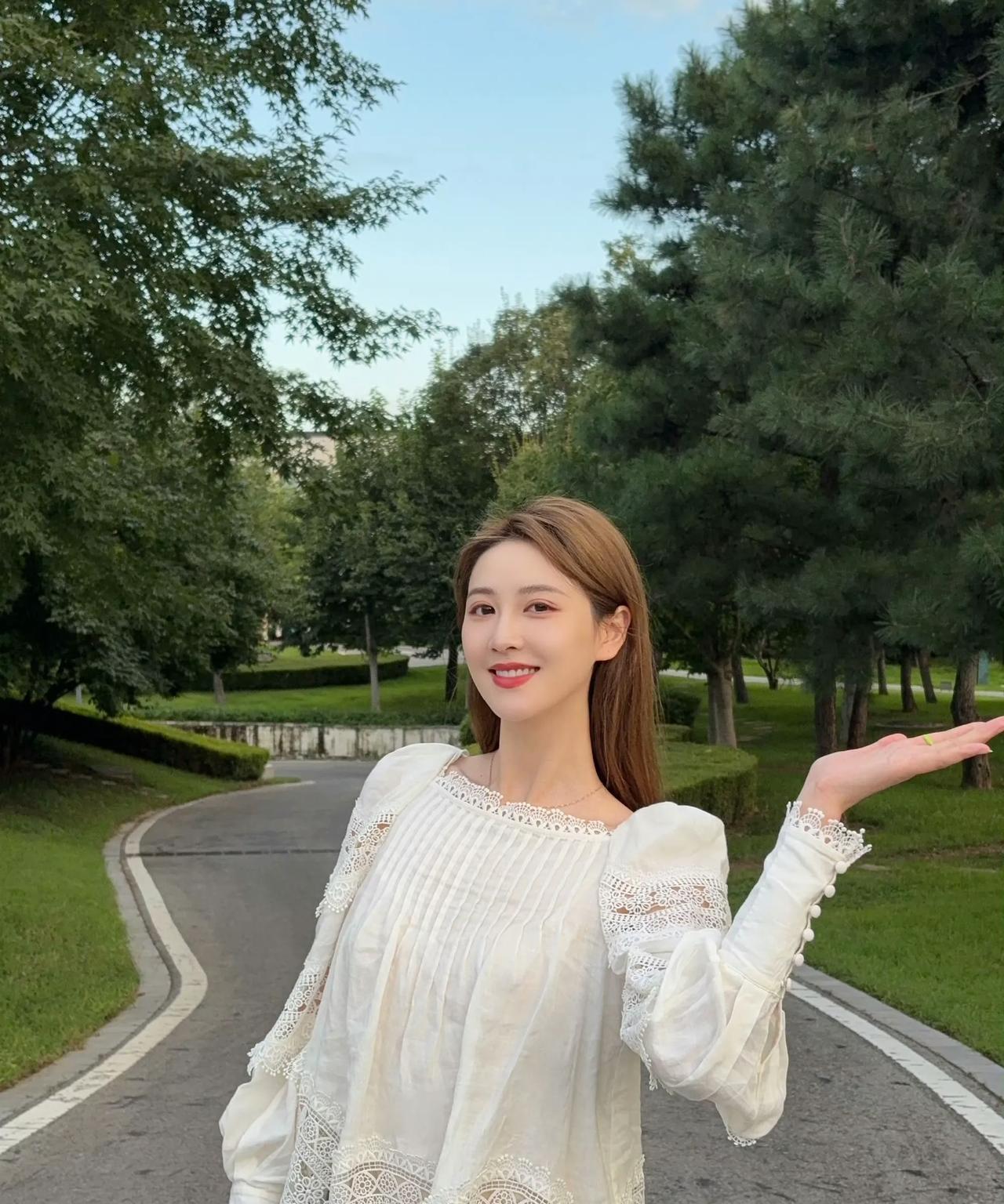 蕾丝裁成云的褶皱，在风里舒展，在窗边停泊。每一次抬手或静坐，都像把浪漫织进日常—