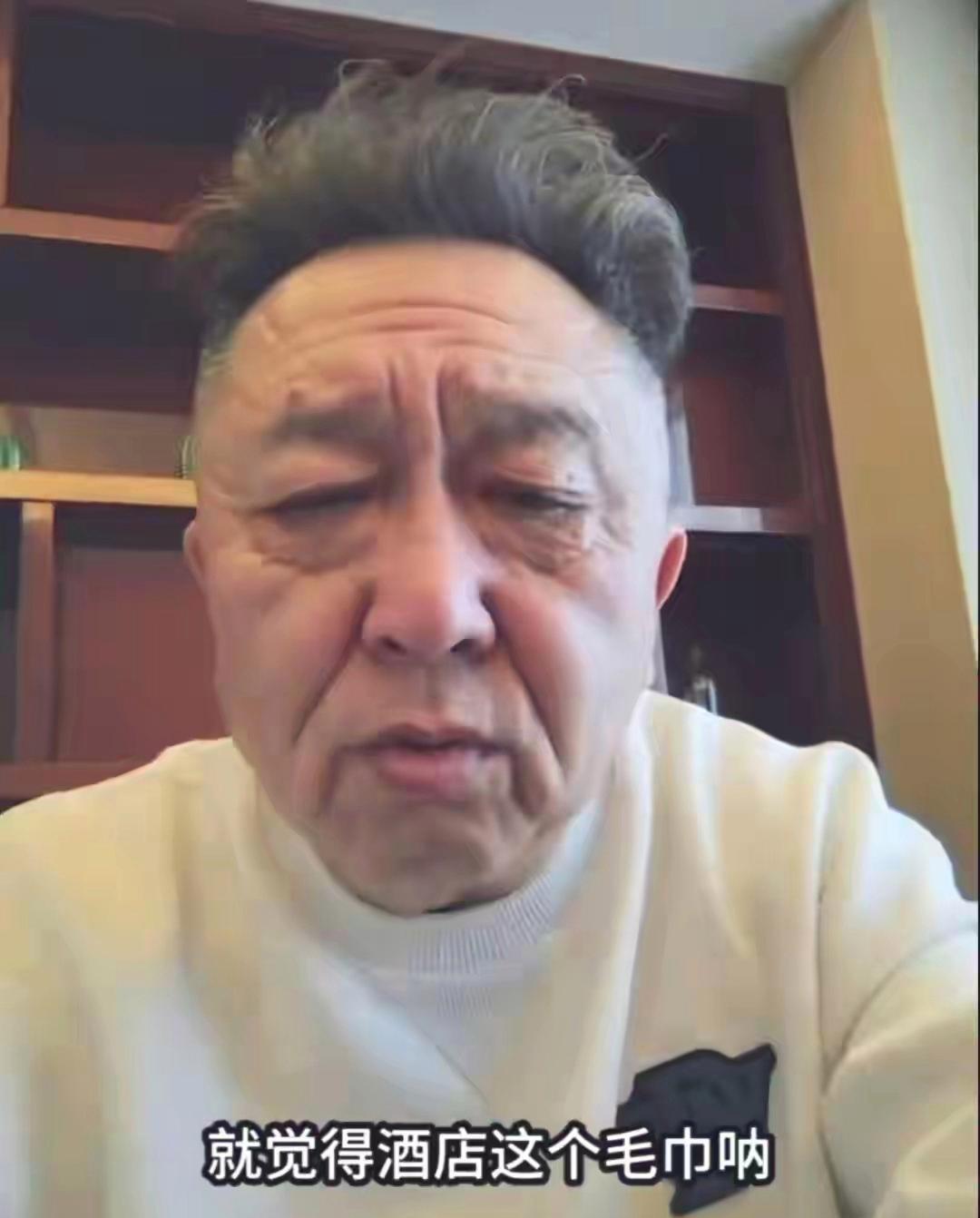 盯着于谦最近一张怼脸照，看了足足三分钟。脊背发凉。不是老。是“酒容”。皮