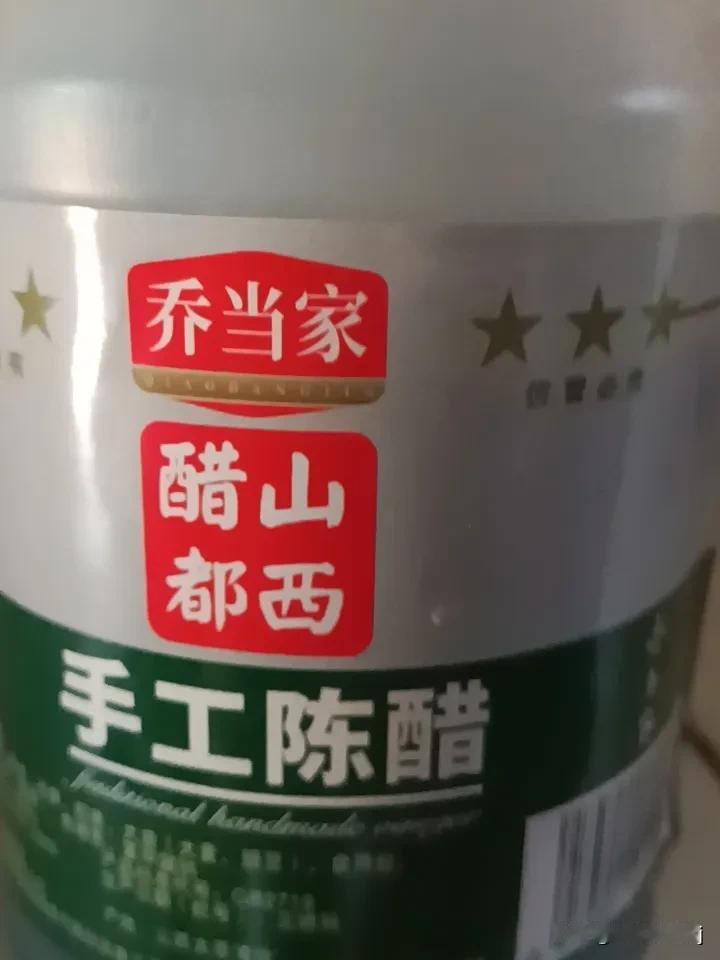 治便秘的小窍门还真不少。饮食上，可以多吃富含膳食纤维的食物，比如芹菜，每100克