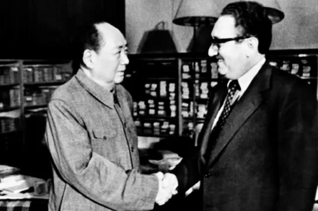 1975年10月21日，北京中南海游泳池会客厅里气氛一度凝固，毛主席坐在沙发上，