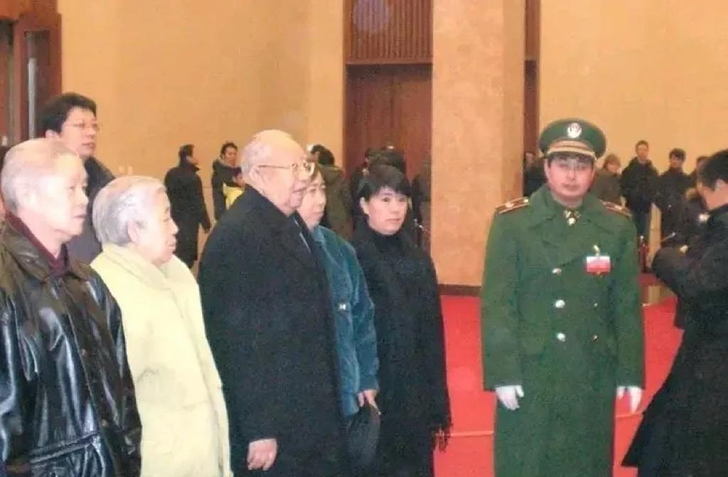 2007年12月，86岁的华国锋同志，最后一次来纪念堂瞻仰毛主席遗容。多么深切的