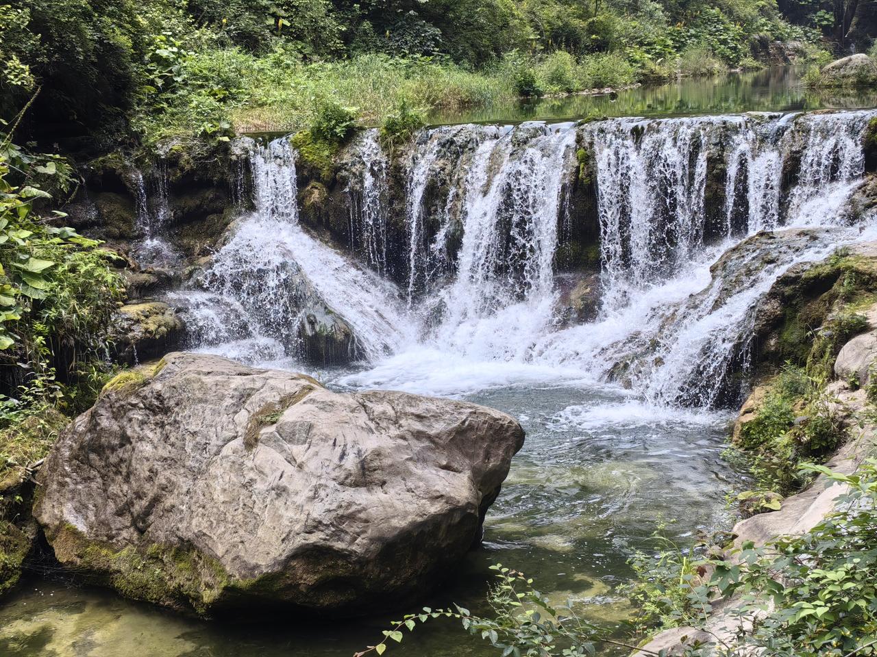今年去山西长治八泉峡游玩，真的被大自然的鬼斧神工狠狠拿捏了。仲夏时节，那里山峰重