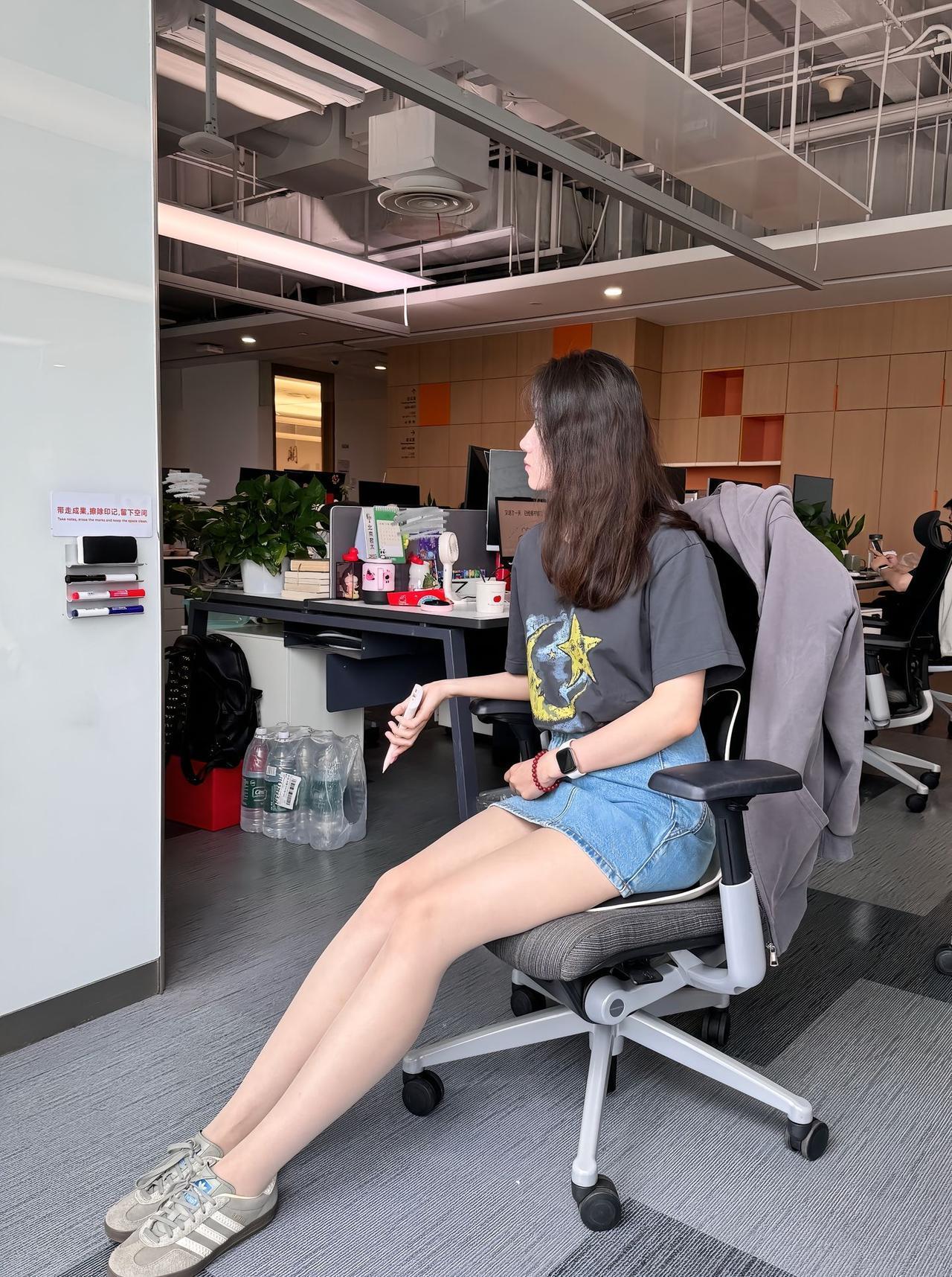 轻松一刻，办公桌前的悠闲时光