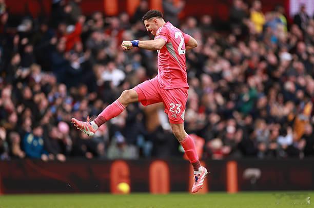 阿斯顿维拉2比1阿森纳赛后肯定有记者提问埃梅里，维拉是不是加入了争冠行列？埃梅