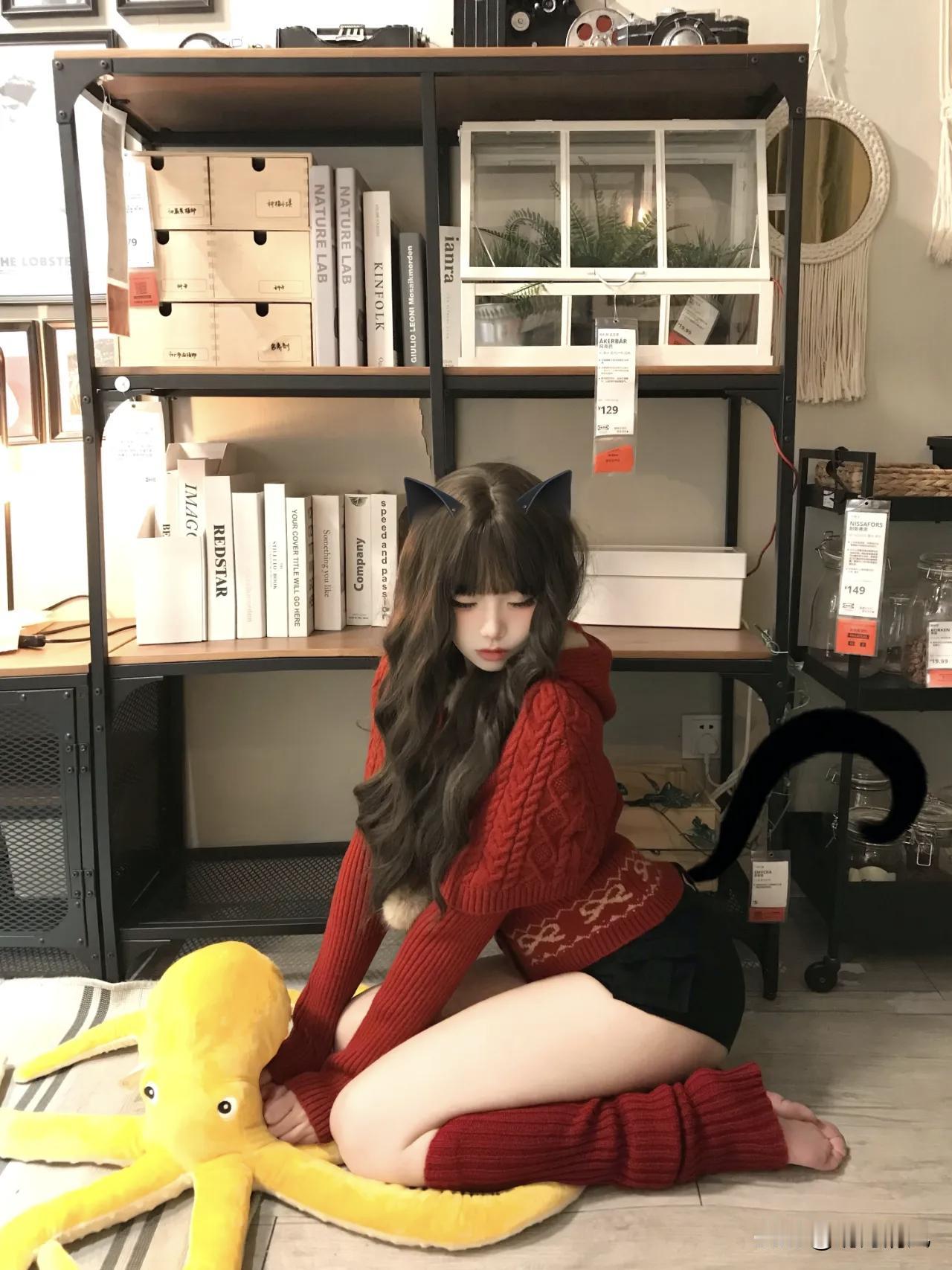 红毛衣真的是冬天拍照的神，尤其是展厅那种暖灯光下面，整个人都被衬得又软又亮。