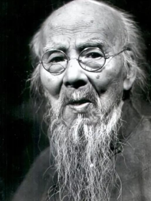 1947年，李可染带画作拜见齐白石，齐老坐在躺椅上随手翻看。看过几幅后，齐老突然