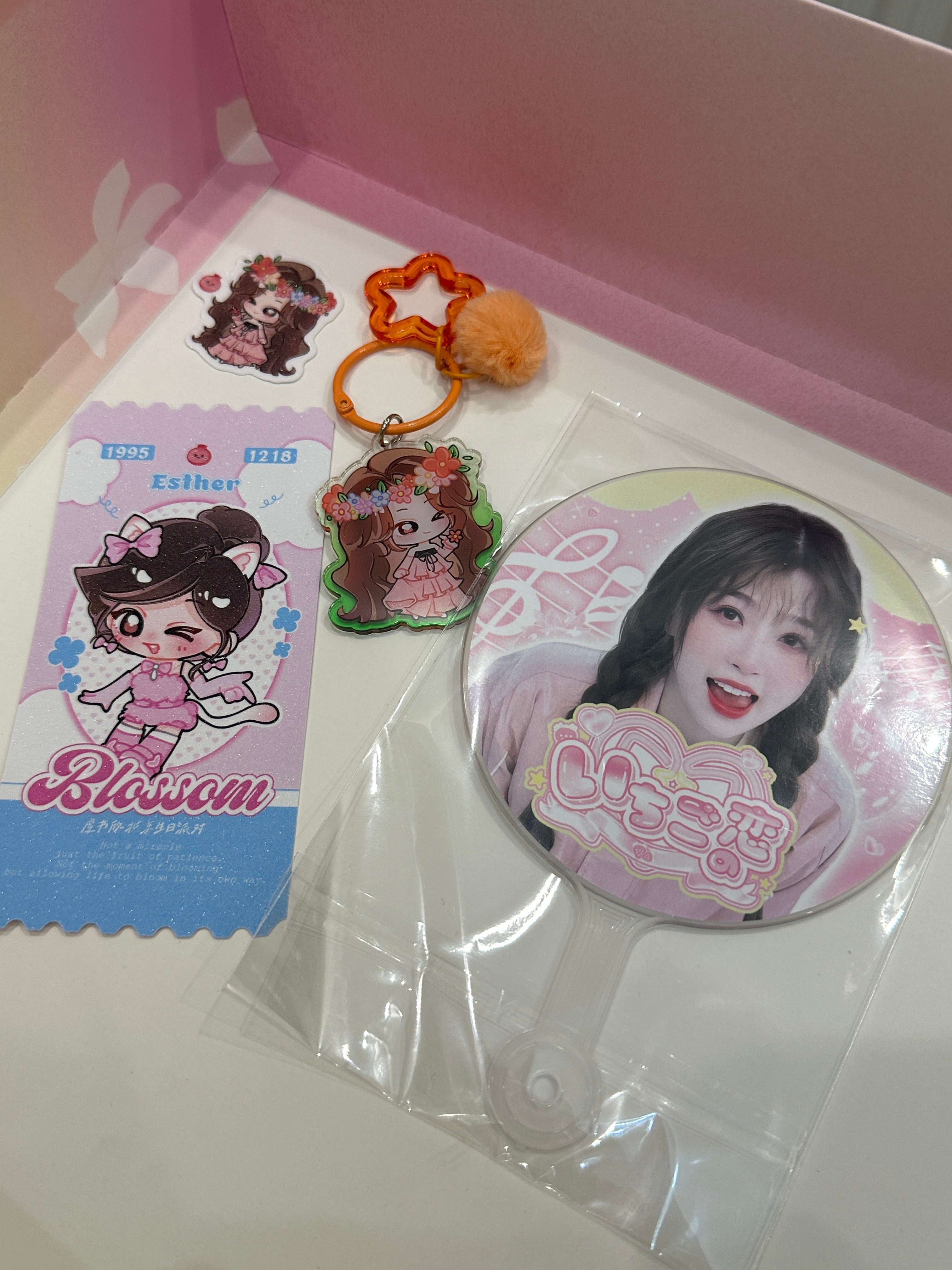 我喜欢的演唱会周边第二弹！那个财神奶奶立牌我要摆在工位上！虞书欣