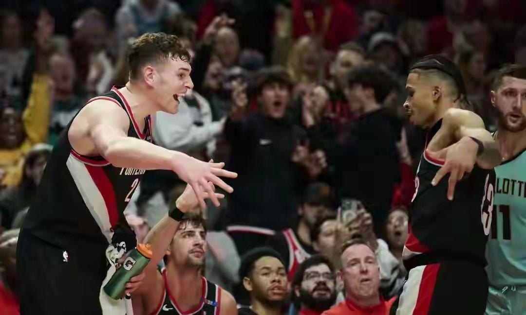 连输三场后，开拓者老板应该是清醒了不少，那就是不管球队主帅斯普利特如何折腾，他们