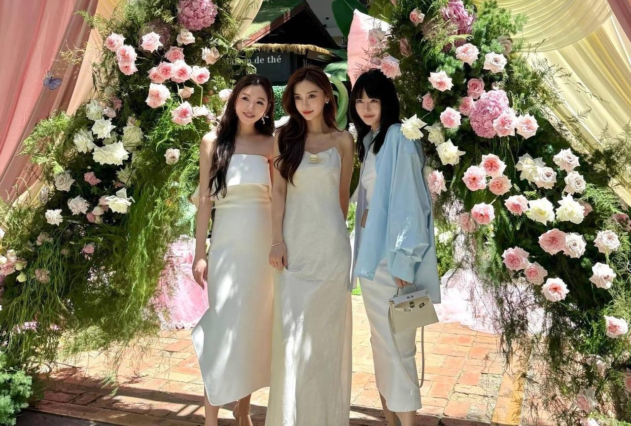 baby太会讨好镜头了陈妍希也是美女，站在baby身边直接被忽略了。另一个气