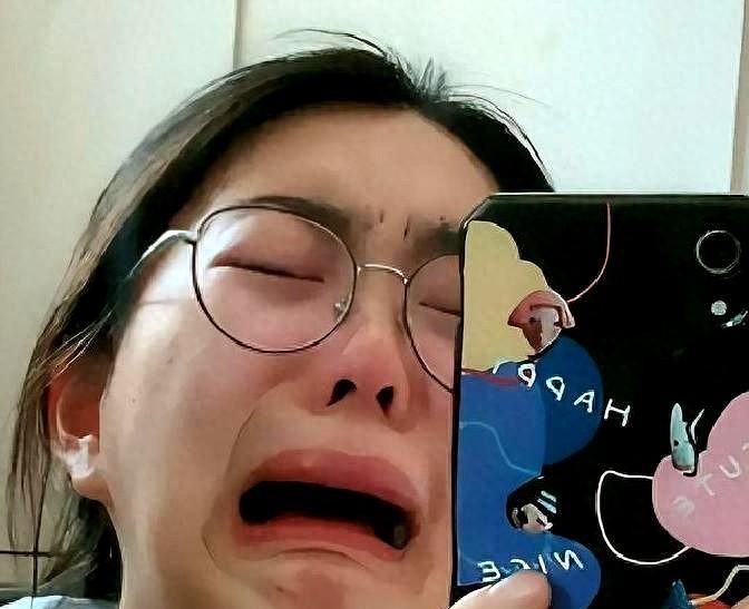 一名大学辅导员取消了一名女生的贫困生资格，因她在一款游戏里充值了至少2000元。