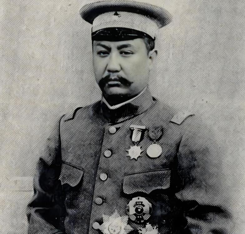1915年，袁世凯召见山西都督阎锡山。阎锡山刚进门，双膝一软，直接跪在地上磕了