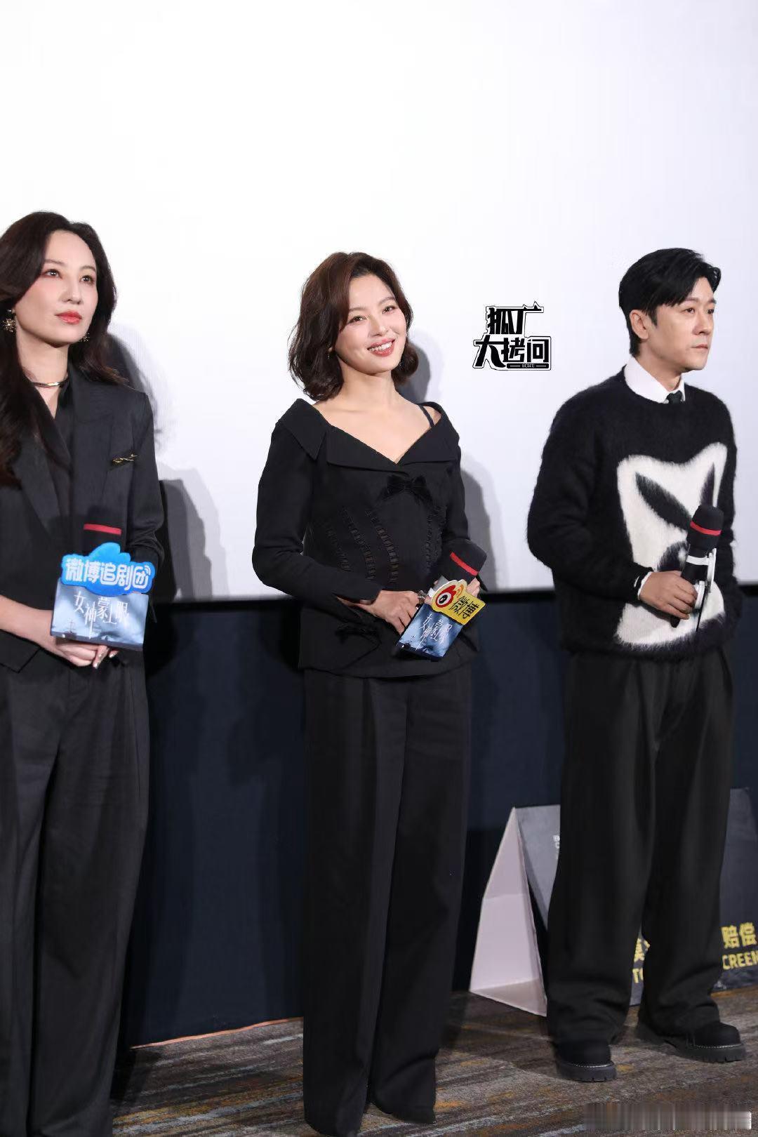 辛芷蕾你这么亲郑希怡咋招架辛芷蕾这波主动出击太飒了！郑希怡害羞的样子，可爱到犯