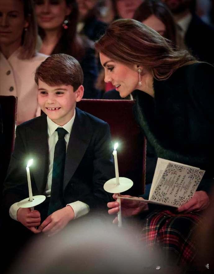 特别喜欢凯特王妃和小儿子路易小王子的这两张照片，画面全是爱！这两张照片是12月