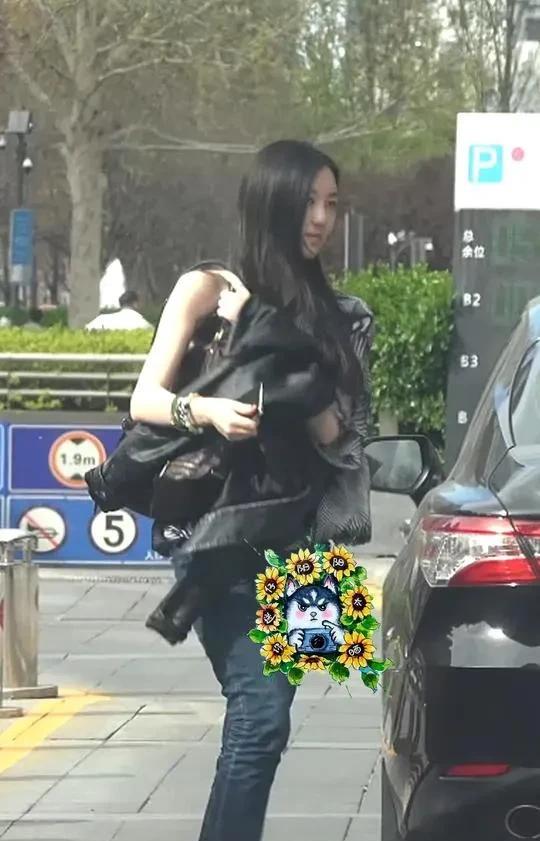王菲女儿李嫣，大变样！5月13日，有网友在北京SKP偶遇王菲和李亚鹏的女儿李嫣