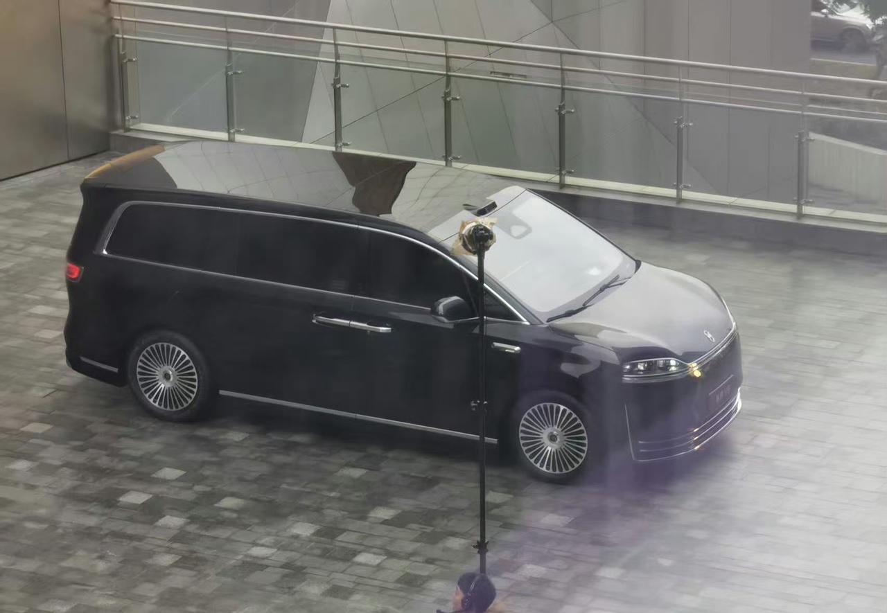 鸿蒙智行首款MPV智界V9实车曝光，这波信息量直接拉满！余承东豪言要"超越市面