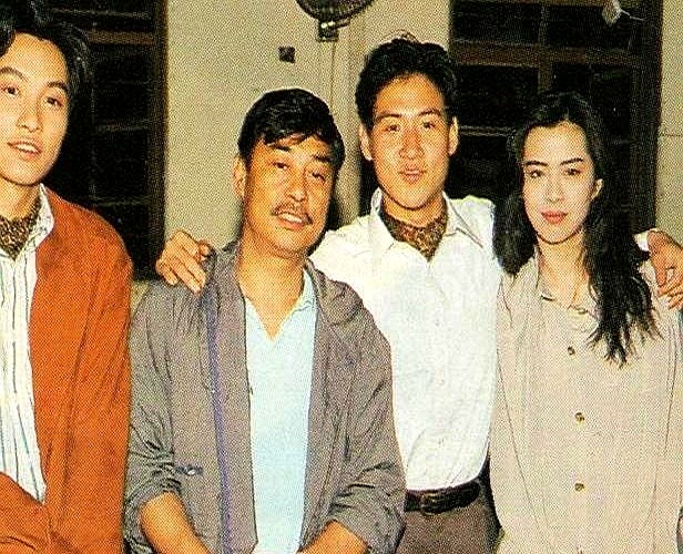 张学友和王祖贤中间，站着个眼神发怯的毛头小子，网友看了半天愣是没认出来。这是1990年《都市煞星》的