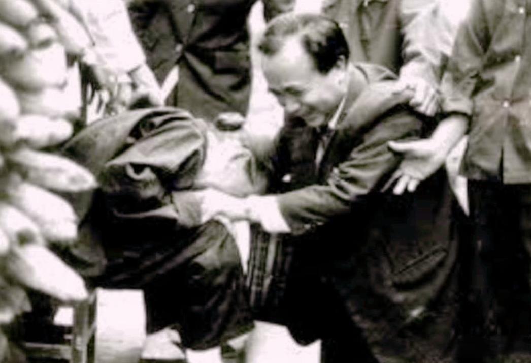 1990年,已经离休的开国上校黄汉基向组织打了报告,提出:“我要赴台探亲。”组织